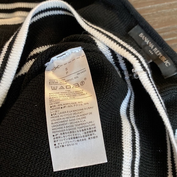 Ladies Banana Republic, black and white, cold shoulder knitted blouse. - Picture 9 of 9